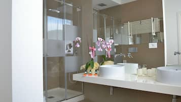 Habitación Deluxe doble | Baño | Ducha, artículos de higiene personal gratuitos y secador de pelo