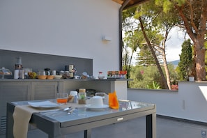 包含每日自助早餐