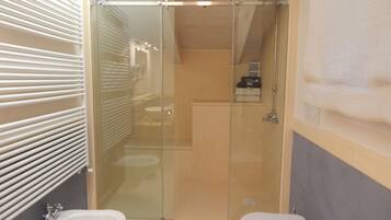 Kamar Double Deluks, balkon, pemandangan kebun (Leccio del Corno) | Kamar mandi | Shower, perlengkapan mandi gratis, pengering rambut, dan kloset