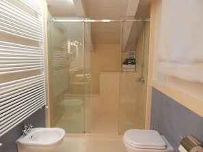 Phòng đôi Deluxe, ban công, quang cảnh vườn (Leccio del Corno) | Phòng tắm | Buồng tắm vòi sen, đồ dùng nhà tắm miễn phí, máy sấy tóc 