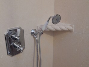 Deluxe-dobbeltværelse - balkon - udsigt til have (Grignano) | Bruser på badeværelset