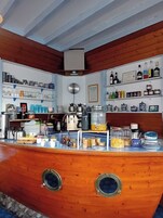 Petit déjeuner servi tous les jours en supplément