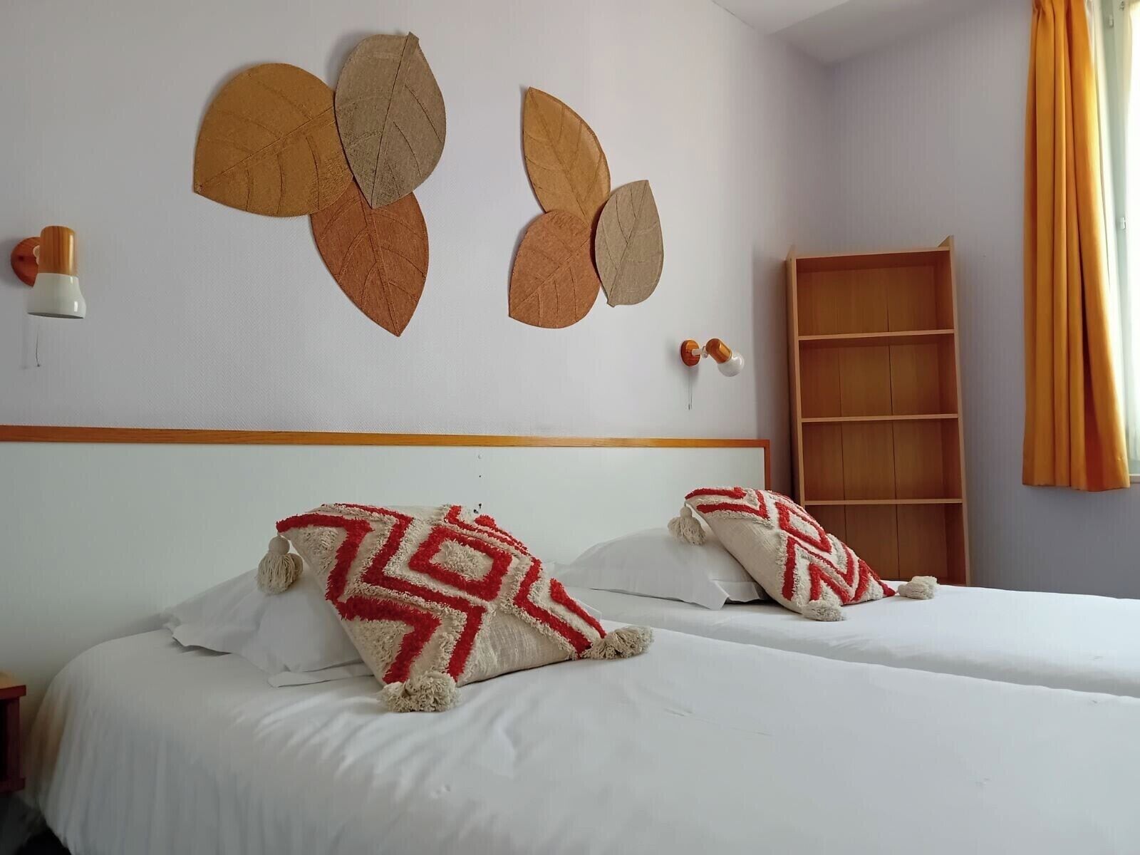 Camera con 2 letti singoli, vista città | Wi-Fi gratuito, lenzuola