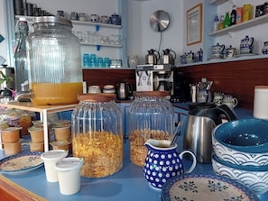 TĂ€gliches einheimisches FrĂŒhstĂŒck (9 EUR pro Person)