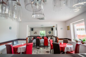 Daily full breakfast (EUR 20 per person)