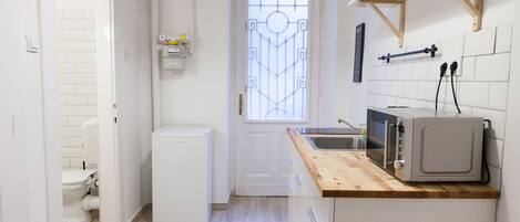 City Apartment, 2 Bedrooms | Private kitchenette | Fridge, microwave, stovetop, coffee/tea maker