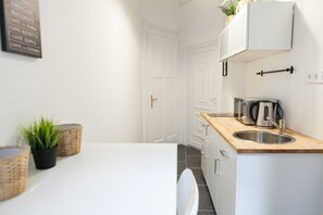 Appartement Ville, 2 chambres | Coin cuisine privé | Réfrigérateur, micro-ondes, plaque de cuisson, cafetière/bouilloire