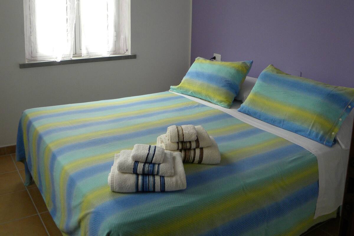 Tabla de planchar con plancha, wifi gratis y ropa de cama 