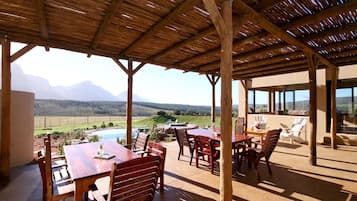 Daily full breakfast (ZAR 95 per person)