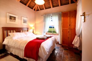 Hochwertige Bettwaren, Schreibtisch, Bügeleisen/Bügelbrett, Bettwäsche