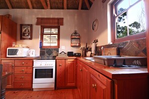 Cottage Deluks | Dapur pribadi | Lemari es, microwave, oven, dan kompor