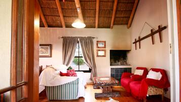 Deluxe Cottage | Living room