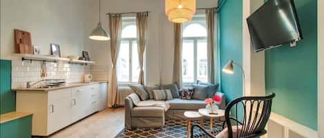 City Townhome, 2 Bedrooms | Living room | Flat-screen TV