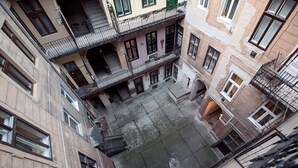 A multi-story building with balconies, a courtyard, and a sign indicating the building number. - Highlight Ernesto II (Budapest)