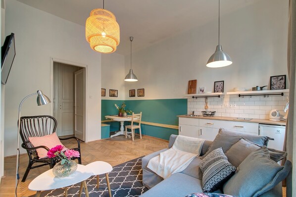 City Townhome, 2 Bedrooms | Living area