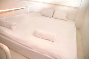 Estudio urbano, 1 cama matrimonial y sofá cama | Escritorio, tabla de planchar con plancha, wifi gratis y ropa de cama