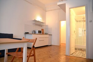 Estudio urbano, 1 cama matrimonial y sofá cama | Cocina privada | Refrigerador, microondas, parrilla de estufa y tetera eléctrica 