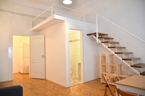 Estudio urbano, 1 cama matrimonial y sofá cama | Escritorio, tabla de planchar con plancha, wifi gratis y ropa de cama