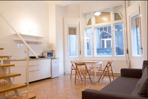 Estudio urbano, 1 cama matrimonial y sofá cama | Área de sala de estar