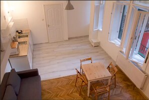 Estudio urbano, 1 cama matrimonial y sofá cama | Área de sala de estar