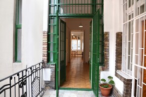 Exterior detail - Incredible Ernesto III (Budapest)