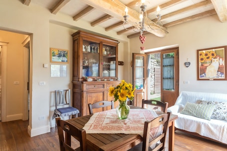 Exclusive Suite, 1 Bedroom, Garden View | Living area | Heated floors. A'Loro B&B