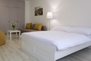 Superior-Apartment | Schreibtisch, laptopgeeigneter Arbeitsplatz, Verdunkelungsvorhänge