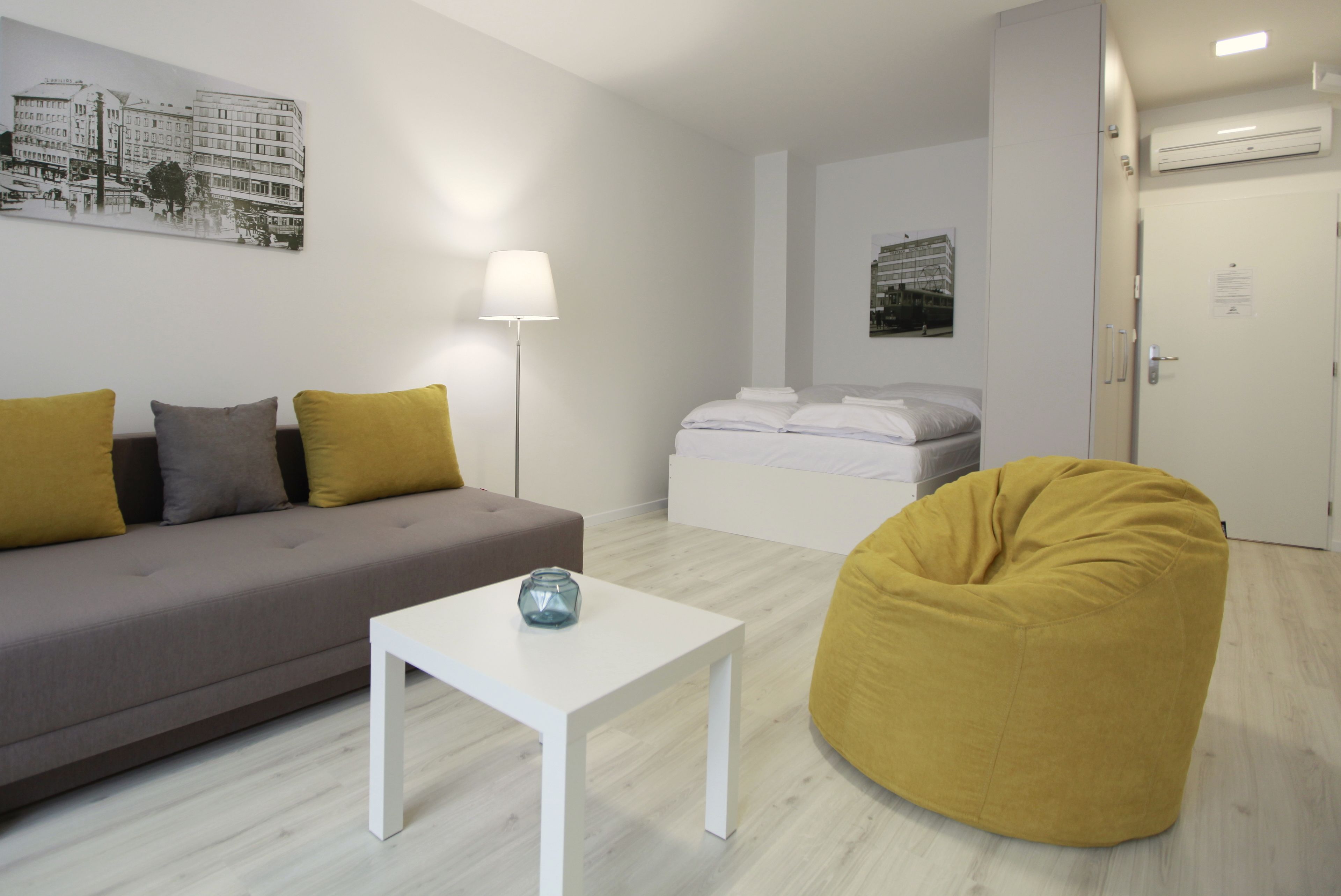 Apartamento | Zona de estar | Televisión LED de 43 pulgadas con canales por cable, una televisión