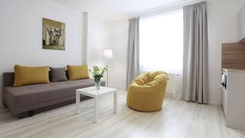 Superior-Apartment | Schreibtisch, laptopgeeigneter Arbeitsplatz, Verdunkelungsvorhänge