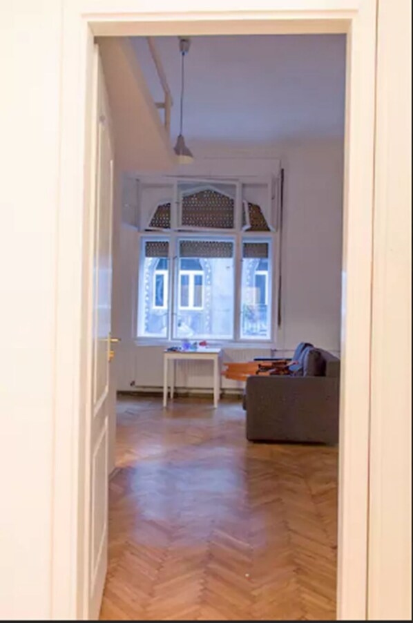 City Apartment, 3 Bedrooms | 1 bedroom, desk, iron/ironing board, free WiFi