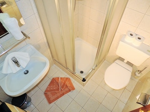 Deep-soaking bathtub, towels