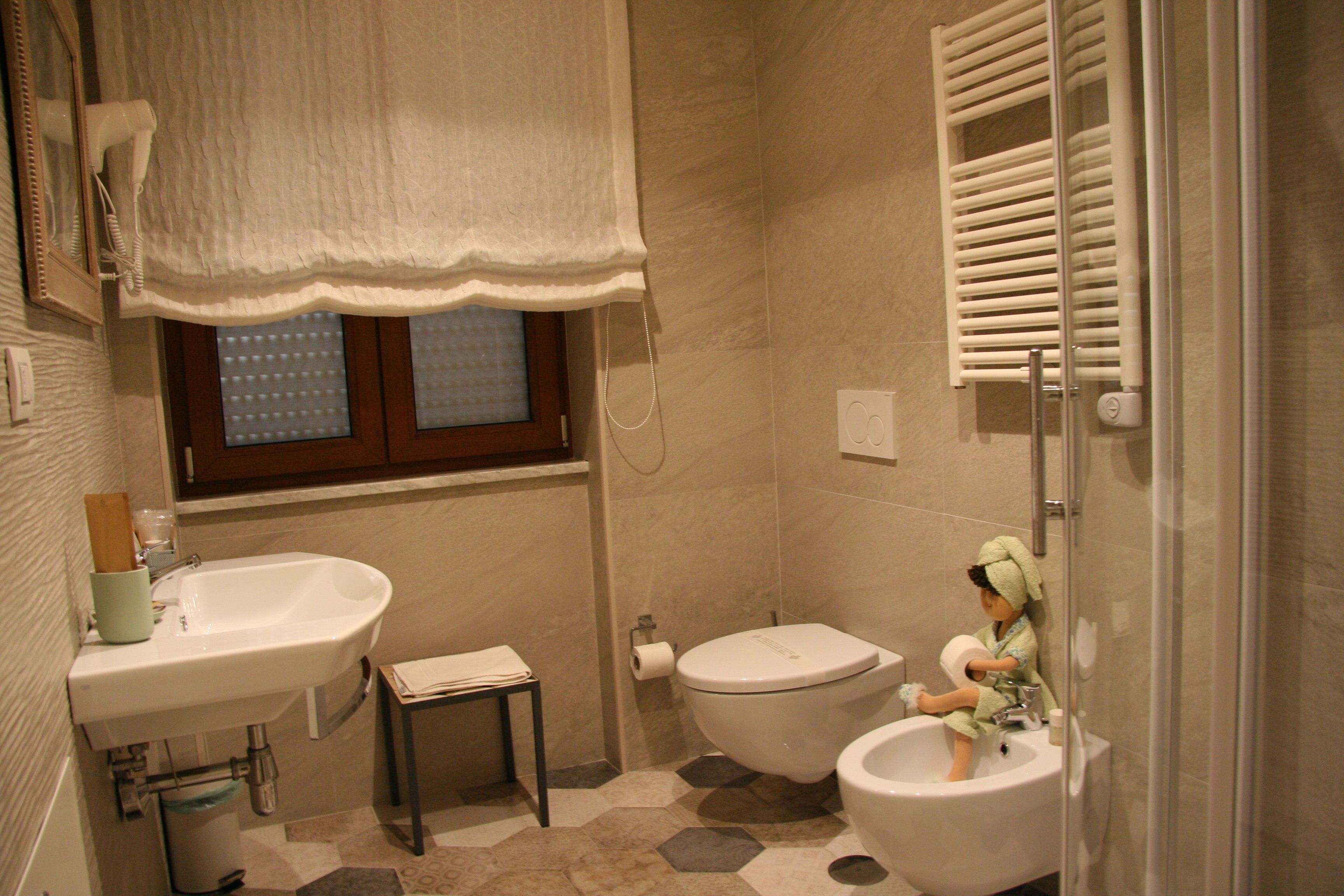 Een badkamer met een wastafel, toilet en bidet.