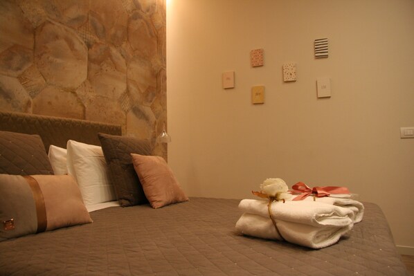 Double or Twin Room (3) | Free minibar items, in-room safe, desk, iron/ironing board - B&B Parini (Cassino)