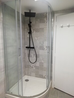 Casa de campo familiar, varias camas | Ducha del cuarto de baño