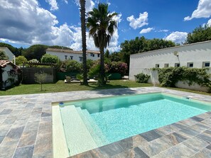 Piscina externa sazonal, funciona das 10h às 20h, espreguiçadeiras