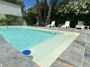 Piscine extérieure (ouverte en saison), chaises longues