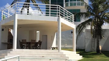 Exclusive House | Garden view