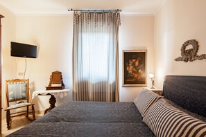 Deluxe Double Room | Minibar, desk, rollaway beds, free WiFi - B&B Francesco Redi (Arezzo)