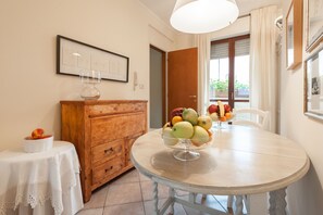 Apartamento | Zona de estar | Una televisión de pantalla plana