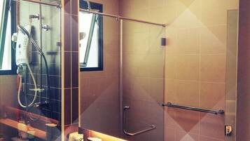 Elite Studio, Multiple Beds, Non Smoking | Bathroom | Soap, shampoo