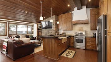 Townhouse, 3 soverom | Eget kjøkken | Kjøleskap, ovn, kaffetrakter/tekoker og brødrister