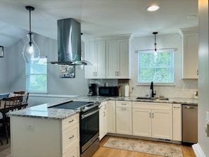 House, 3 Bedrooms | Private kitchen