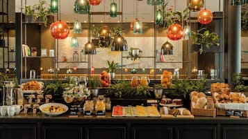 Bữa sáng buffet hàng ngày (17.90 EUR/mỗi người)