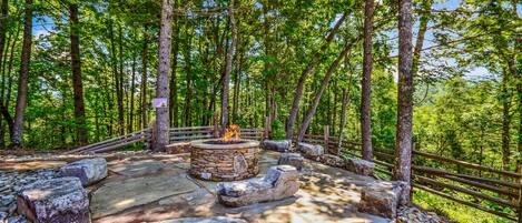 Cabaña, varias habitaciones | Restaurante al aire libre