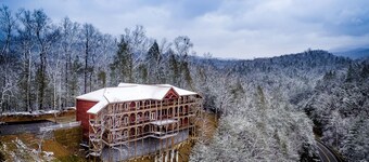 Sycamore Mansion 14 Bedroom Cabin by RedAwning