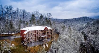 Sycamore Mansion 14 Bedroom Cabin by RedAwning