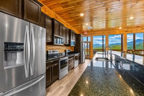 Cabin, Multiple Bedrooms | Private kitchen | Fridge, oven, coffee/tea maker, toaster