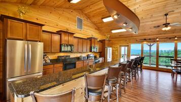 Cabin, Multiple Bedrooms | Private kitchen | Fridge, oven, coffee/tea maker, toaster