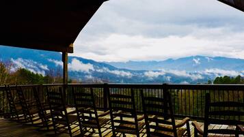 Cabin, Multiple Bedrooms | Outdoor dining