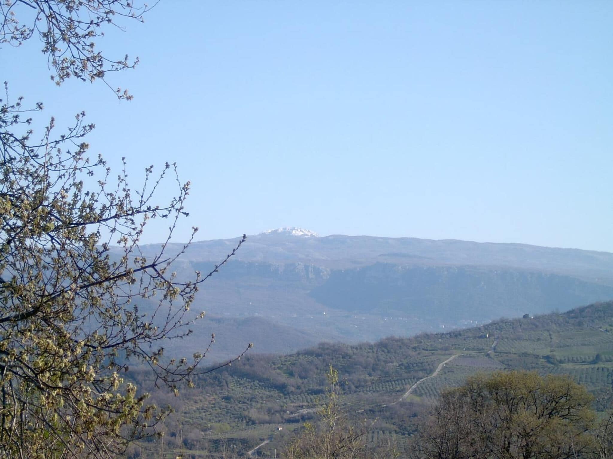 Un paisaje montañoso con cielo despejado.